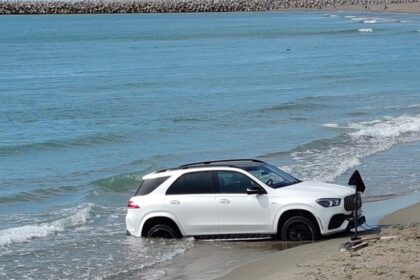video bolid de lux blocat in mare pe plaja din olimp imagini incredibile 6a1efda319e63
