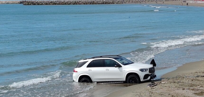 video bolid de lux blocat in mare pe plaja din olimp imagini incredibile 6a1efda319e63