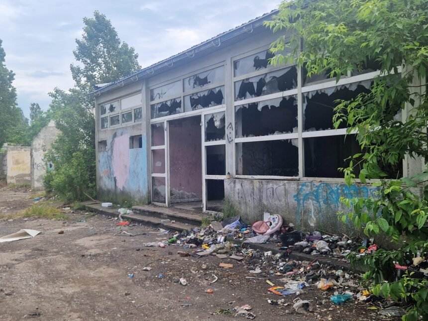 video foto noi reclamatii ale constantenilor cladirea abandonata de pe aurel vlaicu in continuare focar de infectie 6a2008845070b