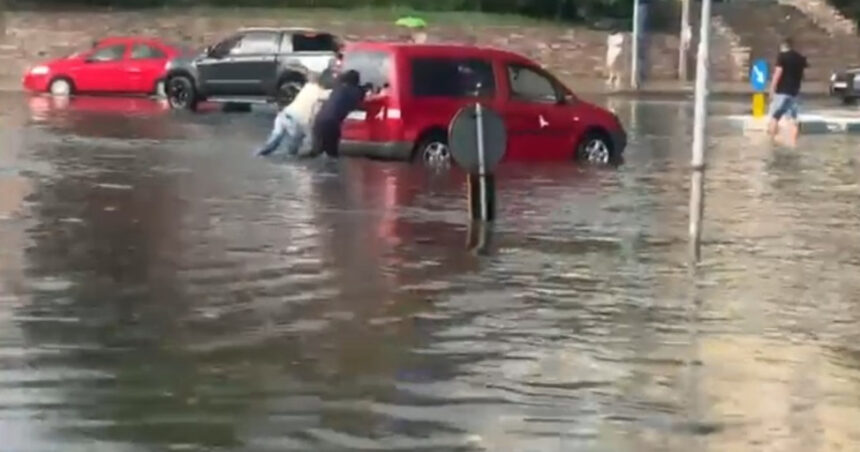 video furtunile au facut ravagii in mai multe localitati din tara strazi inundate in craiova si zeci de masini au ramas blocate in apa 6a3a220b64c19