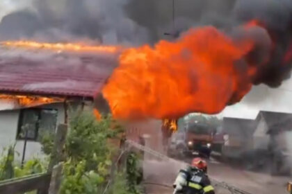video incendiu de proportii in judetul buzau doua case cuprinse de flacari in sahateni pompierii intervin cu mai multe autospeciale 6a2bf9709a98b