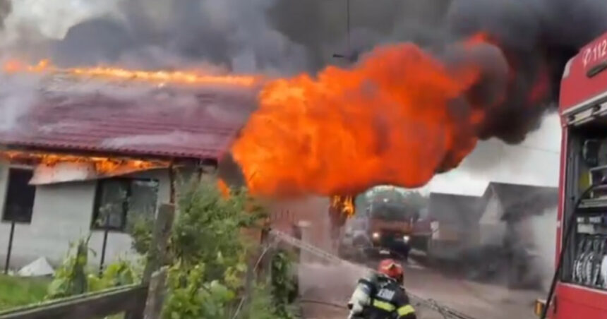video incendiu de proportii in judetul buzau doua case cuprinse de flacari in sahateni pompierii intervin cu mai multe autospeciale 6a2bf9709a98b