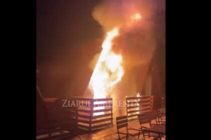 video incendiu la o terasa in mamaia un politist si un jandarm au scos 8 butelii care puteau exploda in orice moment 6a3cc6ebc43ca