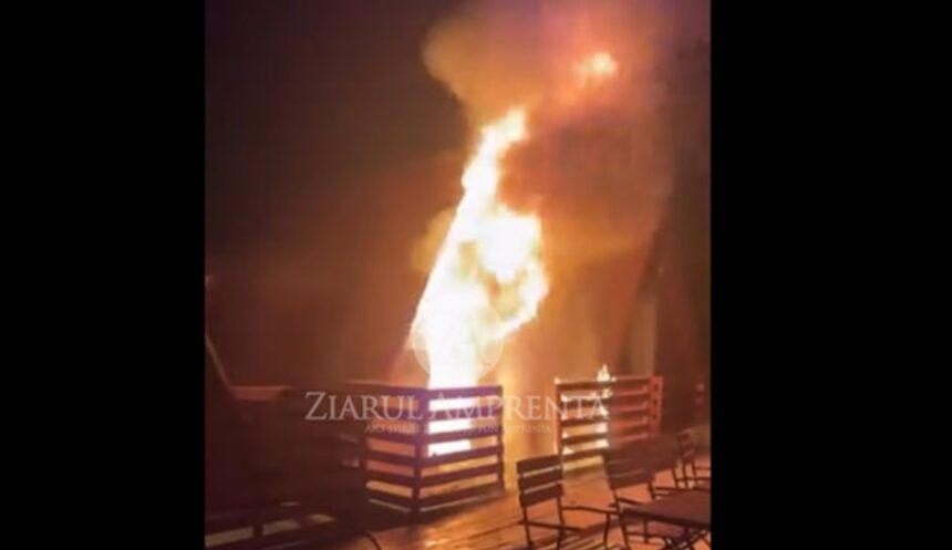 video incendiu la o terasa in mamaia un politist si un jandarm au scos 8 butelii care puteau exploda in orice moment 6a3cc6ebc43ca