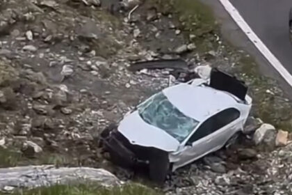 video momentul in care o masina parcata pe transfagarasan dar care nu a fost asigurata cade in gol 6a3812bc27695