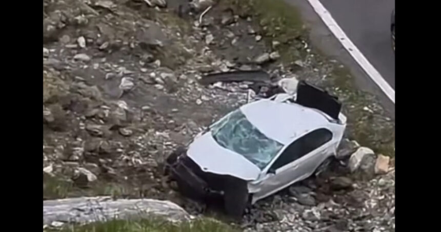 video momentul in care o masina parcata pe transfagarasan dar care nu a fost asigurata cade in gol 6a3812bc27695