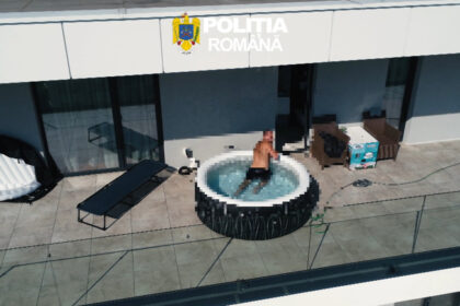video momentul in care un roman urmarit international este saltat de politisti dintr o piscina gonflabila de pe terasa apartamentului sau 6a3faad2a7c95