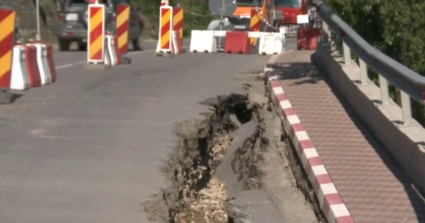video pericol pe drumul care leaga buzaul de brasov o portiune din dn10 s a surpat iar autoritatile au declarat zona calamitata 6a27c9495d350
