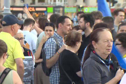 video protest in piata victoriei romania e sub asediu cand sistemul se lupta sa nu se schimbe nimic este timpul sa iesim in strada 6a35884c0dff7