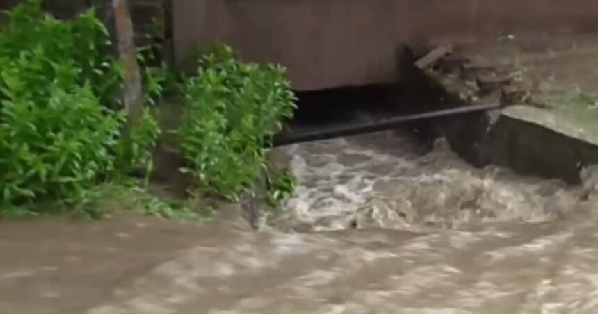video rupere de nori in judetul buzau drumuri afectate pod inchis temporar si terenuri agricole inundate 6a2169f033566