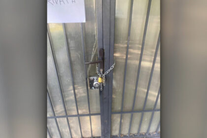 video situatie neobisnuita la craiova locatarii unui bloc trec prin magazin ca sa ajunga acasa un barbat a pus lacat pe poarta de acces 6a30ee9257b6e