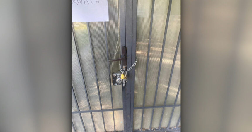 video situatie neobisnuita la craiova locatarii unui bloc trec prin magazin ca sa ajunga acasa un barbat a pus lacat pe poarta de acces 6a30ee9257b6e