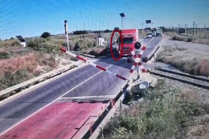 video soferul unui tir a fortat bariera de la trecerea la nivel cu calea ferata din dorobantu politia pe urmele soferului iresponsabil 6a3b8dffe0a28