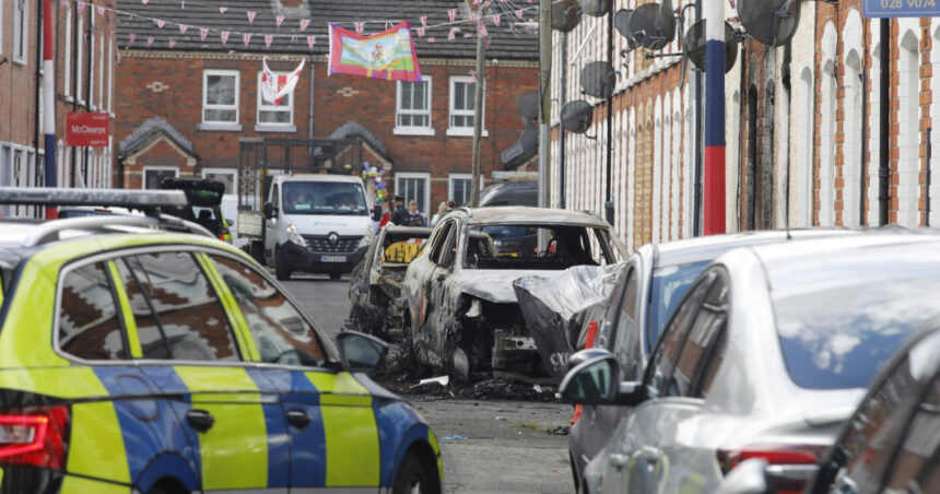 video trei familii de romani au fost afectate de violentele din belfast mae locuintele le au fost vandalizate 6a298b3dc4196