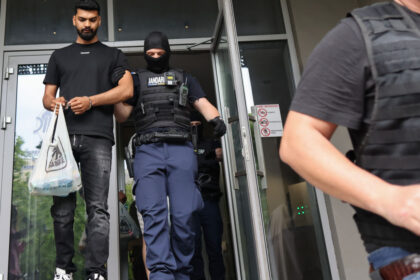 videofoto lideri ai clanului duduianu au fost retinuti procurorii ii ancheteaza intr un dosar de trafic de persoane si proxenetism 6a28282edf71f