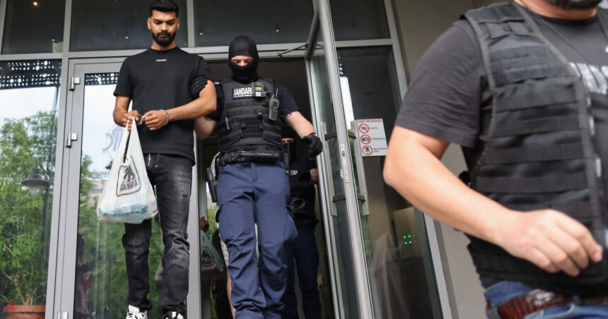 videofoto lideri ai clanului duduianu au fost retinuti procurorii ii ancheteaza intr un dosar de trafic de persoane si proxenetism 6a28282edf71f
