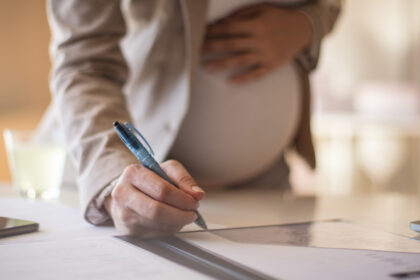 cu cat se reduce varsta de pensionare a femeilor care au crescut copii cine beneficiaza de acest drept prevazut de lege 6a66ee0070bcd