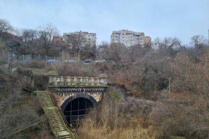 doi giganti ai constructiilor se lupta pentru modernizarea caii ferate palas port a si reabilitarea tunelului palas 6a458deb39090