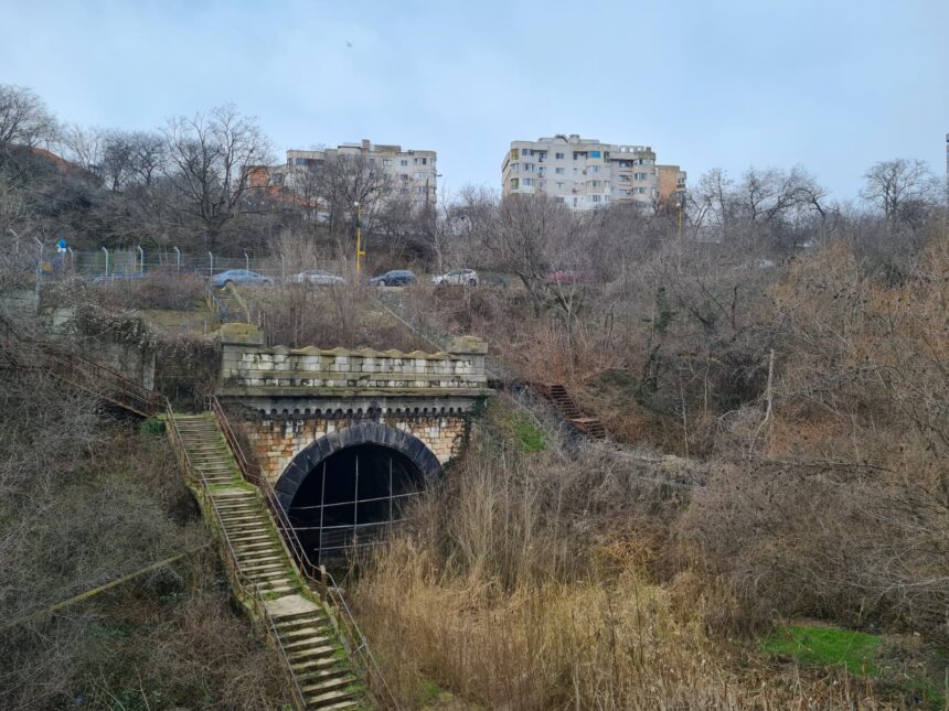 doi giganti ai constructiilor se lupta pentru modernizarea caii ferate palas port a si reabilitarea tunelului palas 6a458deb39090
