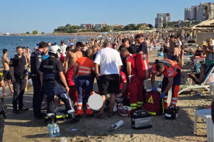 foto alerta pe plaja reyna din constanta persoana inconstienta scoasa din mare intervine un echipaj de terapie intensiva 6a6cbb60682a6