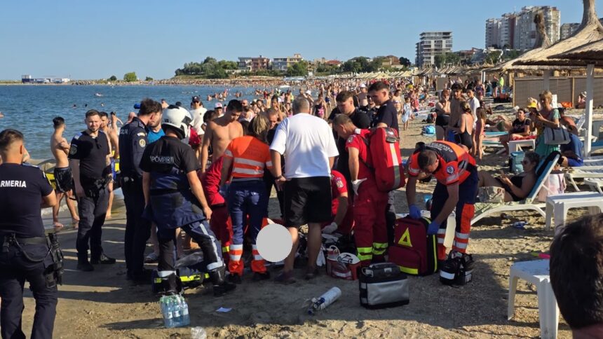 foto alerta pe plaja reyna din constanta persoana inconstienta scoasa din mare intervine un echipaj de terapie intensiva 6a6cbb60682a6