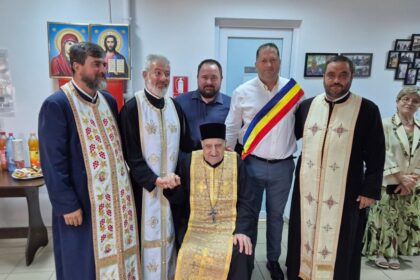 foto parintele serghie oancea a implinit 100 de ani ultimul fost detinut politic din randul clericilor arhiepiscopiei tomisului sarbatorit de primarul comunei crucea preoti si angajatii centrului d 6a67a69948a7f
