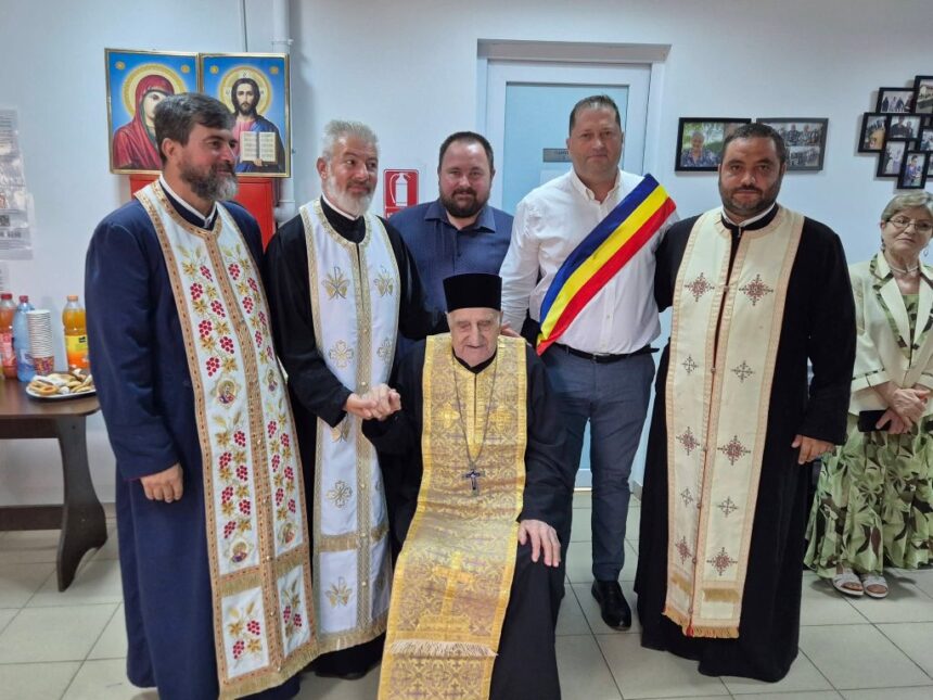 foto parintele serghie oancea a implinit 100 de ani ultimul fost detinut politic din randul clericilor arhiepiscopiei tomisului sarbatorit de primarul comunei crucea preoti si angajatii centrului d 6a67a69948a7f