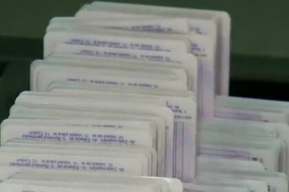 frauda la examenul pentru permis candidatii primeau din exterior raspunsurile la teste folosind aparatura audio video 6a6389d767939