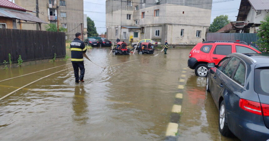 galerie foto capitala si cinci judete afectate de ploi peste 100 de case inundate mai multe persoane evacuate in prahova 6a60fbbd78f36