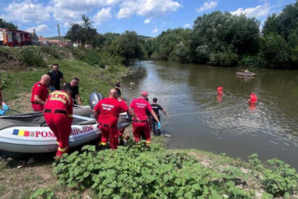 mobilizare de amploare in mures dupa ce doi copii ar fi cazut in rau scafandrii intervin si un elicopter smurd survoleaza zona 6a5f71faeb5e2