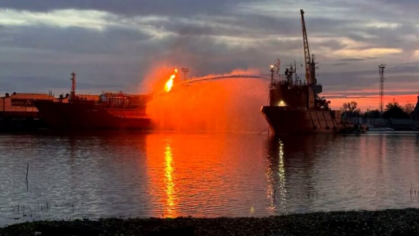 nicusor dan spune ca petrolierul care a luat foc in apropiere de sulina a fost lovit cel mai probabil in contextul razboiului pornit de rusia 6a5f1560d938c