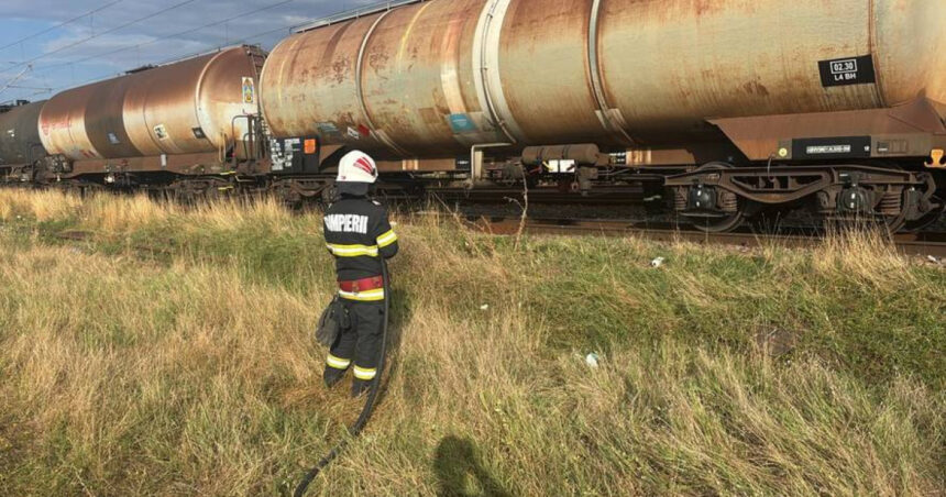 oameni evacuati din cauza unei scurgeri la un vagon care transporta motorina trenul e stationat langa halta radoiesti 6a6796bf2e503