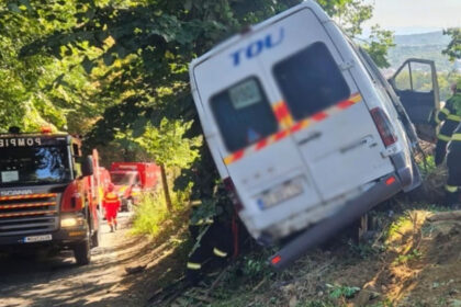 planul rosu de interventie a fost activat in judetul arges un mort dupa ce un microbuz a iesit de pe sosea si a intrat intr un copac 6a6c572b231bb