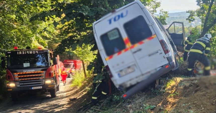 planul rosu de interventie a fost activat in judetul arges un mort dupa ce un microbuz a iesit de pe sosea si a intrat intr un copac 6a6c572b231bb
