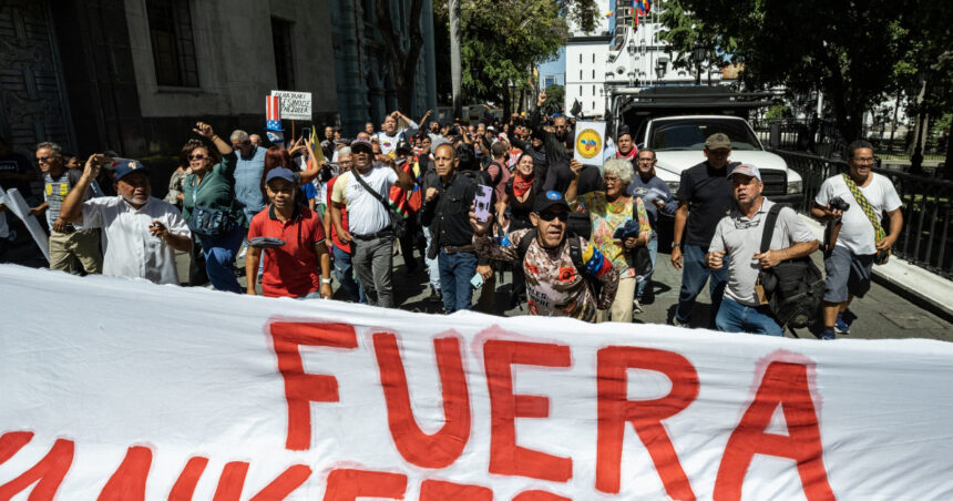 proteste anti sua si anti israel la caracas sustinatorii lui maduro au incendiat steagurile american si israelian 6a64753064658