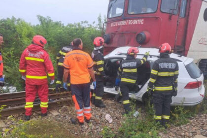 tragedie la o trecere de cale ferata din iasi doua persoane au murit dupa ce un tren a lovit o masina si a tarat o 150 de metri 6a60d50ef3ea3