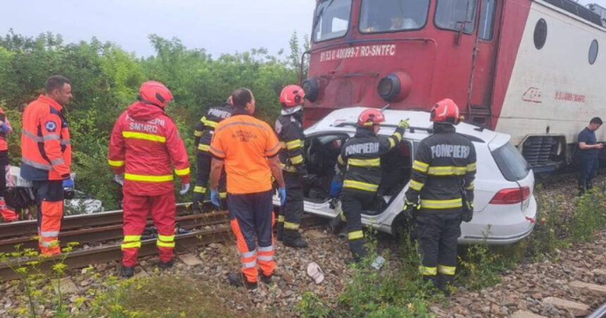 tragedie la o trecere de cale ferata din iasi doua persoane au murit dupa ce un tren a lovit o masina si a tarat o 150 de metri 6a60d50ef3ea3