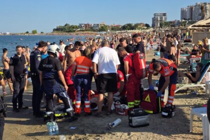 video galerie foto persoana inconstienta scoasa din mare in zona golful reyna din constanta 6a6cbf6dcfe5a
