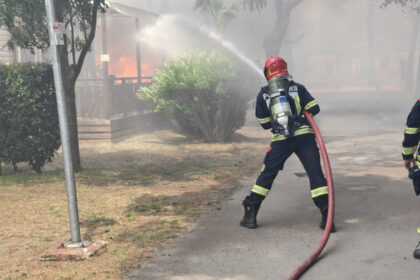 video interventie a pompierii romani in franta ei au evacuat peste 150 de butelii gpl dintr un camping 6a476d2b330c6