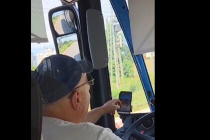 video sofer ct bus filmat fumand la volan si urmarind tiktok in timpul cursei compania a declansat o ancheta 6a688afd90b57