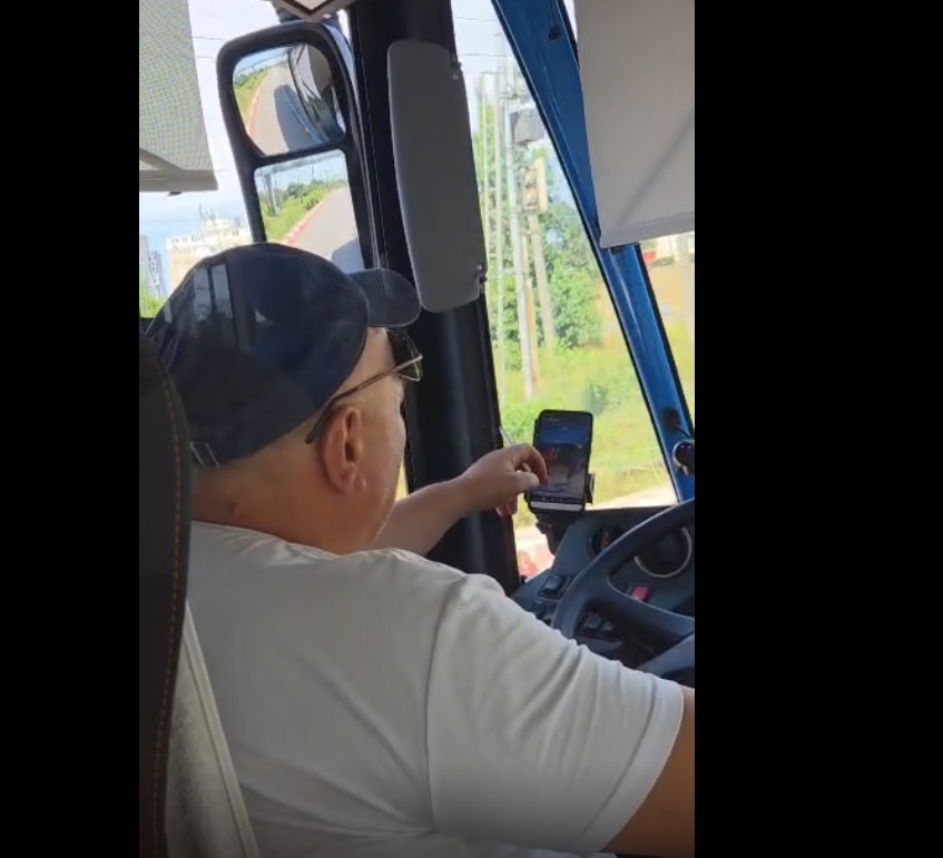 video sofer ct bus filmat fumand la volan si urmarind tiktok in timpul cursei compania a declansat o ancheta 6a688afd90b57