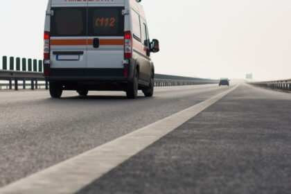 accident in brasov o ambulanta aflata in misiune s a ciocnit cu un autoturism cinci persoane au ajuns la spital 6a899b0e2c96e
