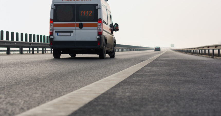 accident in brasov o ambulanta aflata in misiune s a ciocnit cu un autoturism cinci persoane au ajuns la spital 6a899b0e2c96e