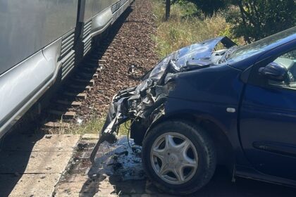 accident la trecerea de cale ferata din costinesti un tren a lovit un autoturism traficul este oprit 6a92c2385b8ec
