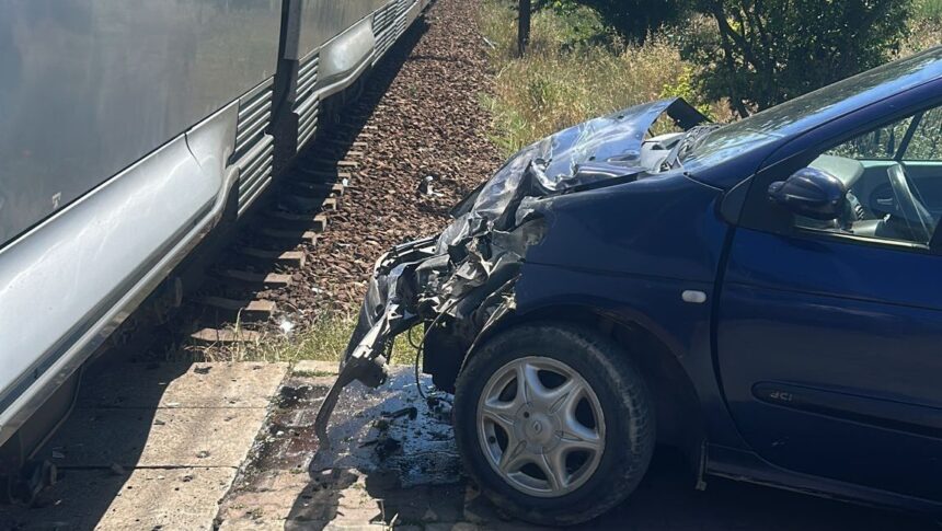 accident la trecerea de cale ferata din costinesti un tren a lovit un autoturism traficul este oprit 6a92c2385b8ec
