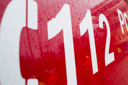 accident pe valea oltului la calimanesti doua masini s au ciocnit o victima incarcerata una pe asfalt traficul e blocat 6a6da522e9689