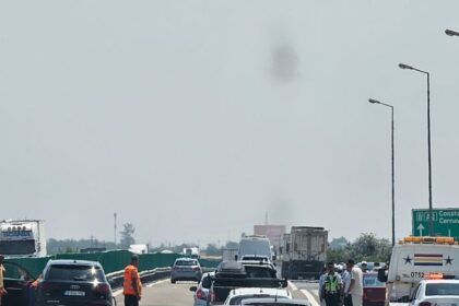 al treilea accident de azi pe a2 de data aceasta cu 4 masini patru persoane sunt ranite si doua autovehicule blocheaza banda a doua 6a79c3b8466e9