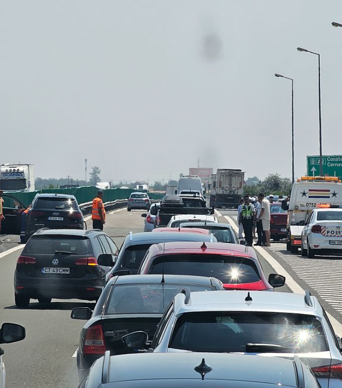 al treilea accident de azi pe a2 de data aceasta cu 4 masini patru persoane sunt ranite si doua autovehicule blocheaza banda a doua 6a79c3b8466e9