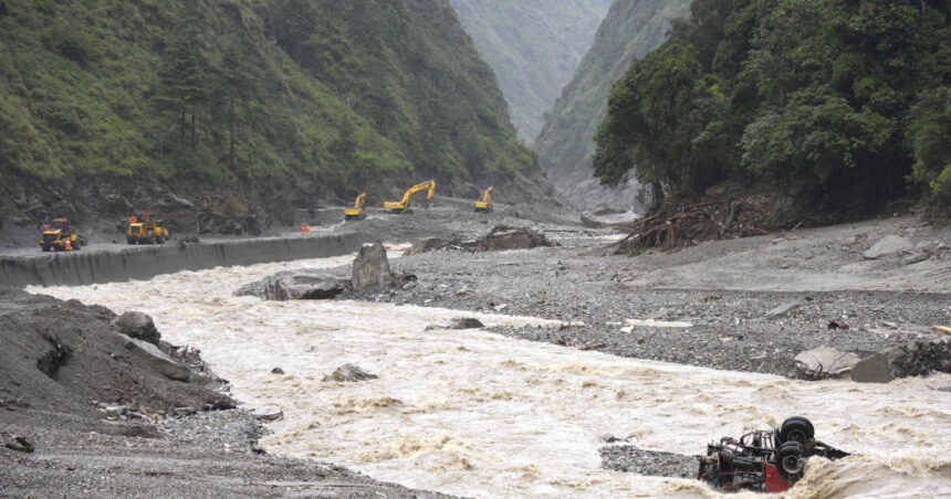 alerta la granita dintre china si nepal lacul format dupa prabusirea unui ghetar a inceput sa se reverse salvatorii au fost retrasi 6a913316e0a22