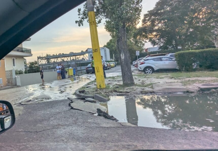 asfalt surpat in statiunea mamaia in zona hotelului piccadilly traficul este blocat pe banda 1 sensul spre constanta 6a760e8f8f617